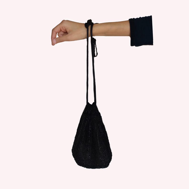 Puede incluir: Una bolsa de cord&oacute;n negro con cuentas y un cord&oacute;n largo negro.