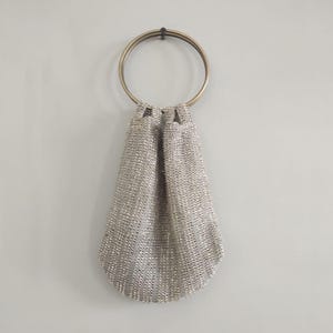 Bolso de noche vintage con cuentas: Bolso de boda azul y plateado tejido a mano. imagen 11
