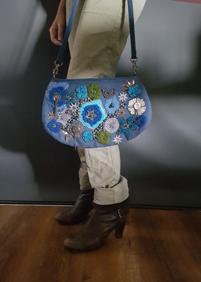 Handgjord vinterträdgårdsväska: Damväska i edvardiansk stil, broderad blommig denimslinga bild 10