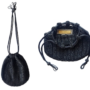 Pode incluir: Duas bolsas de cordão de contas pretas. Uma bolsa está fechada e a outra está aberta, mostrando o forro interior. Ambas as bolsas têm uma etiqueta dourada.