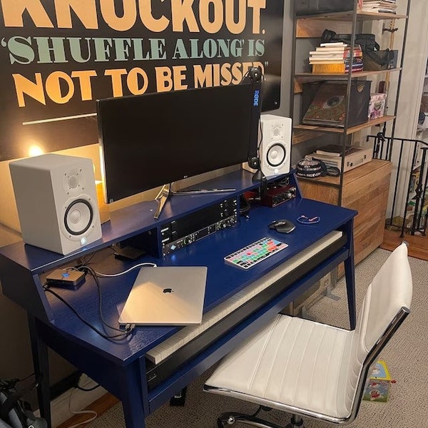 Bureau à tiroirs pour piano bleu avec support pour écran, rangement des câbles et pieds en bois, poste de travail de studio de musique personnalisé, meubles en contreplaqué plaqué frêne