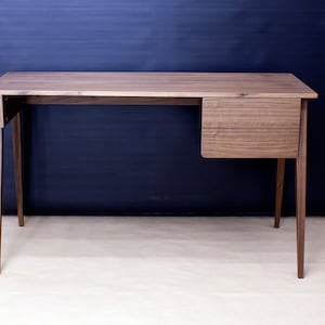 Walnoot gefineerd multiplex bureau met massief houten poten, secretaire op maat, bureau