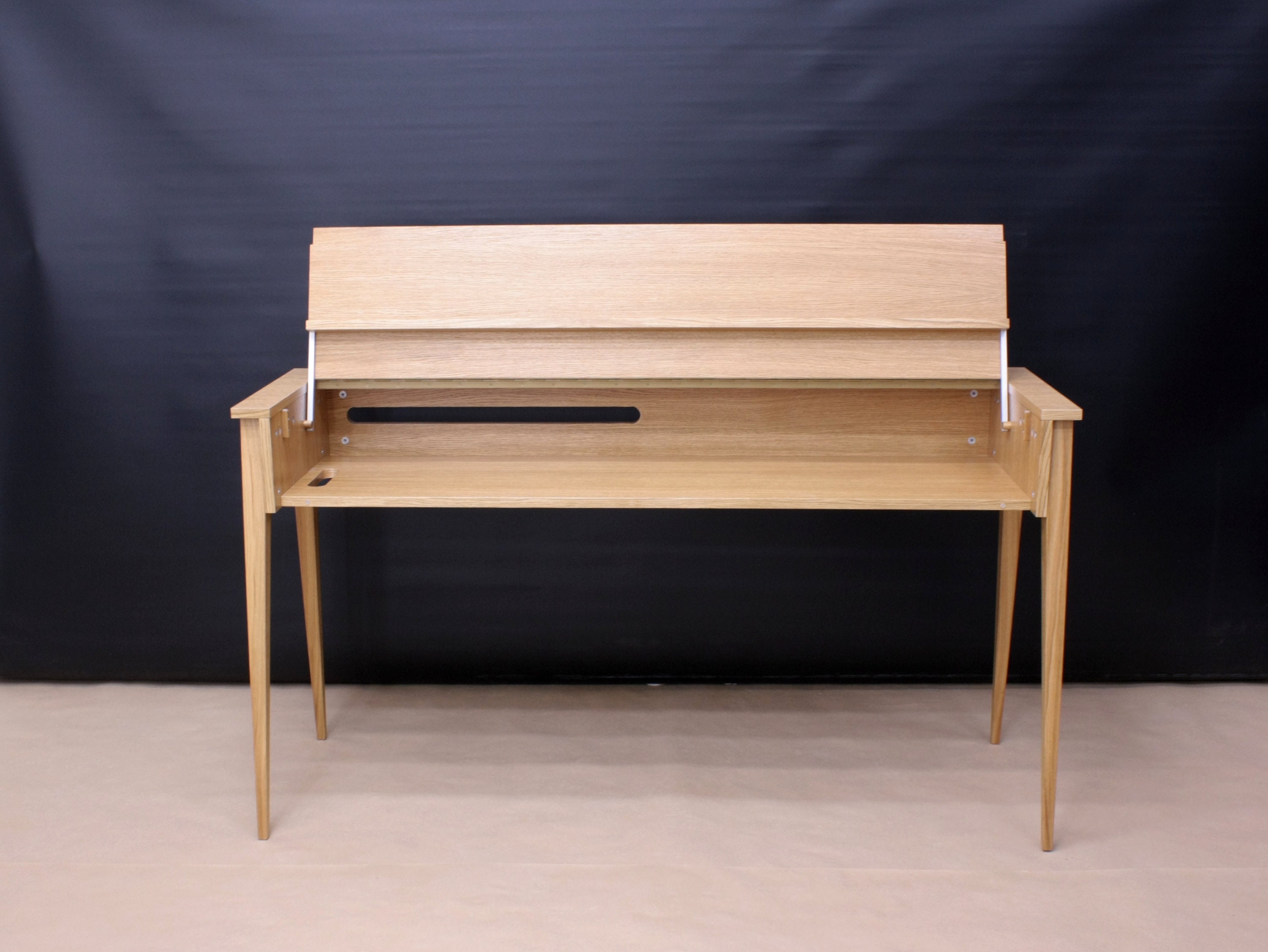 Soporte de piano blanco con cubierta y patas de madera negras, escritorio  con soporte para teclado, madera de color de tamaño personalizado -   España
