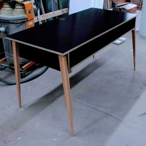 Möbel mit Schublade, Dunkelbraune Sperrholzplatte, Massivholzbeine Esche, Tonaufnahmetisch, Versandfertig