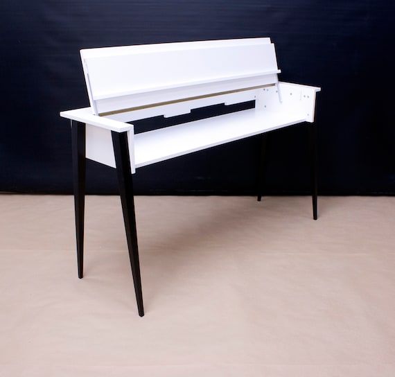 Support de piano blanc avec couvercle et pieds en bois noir