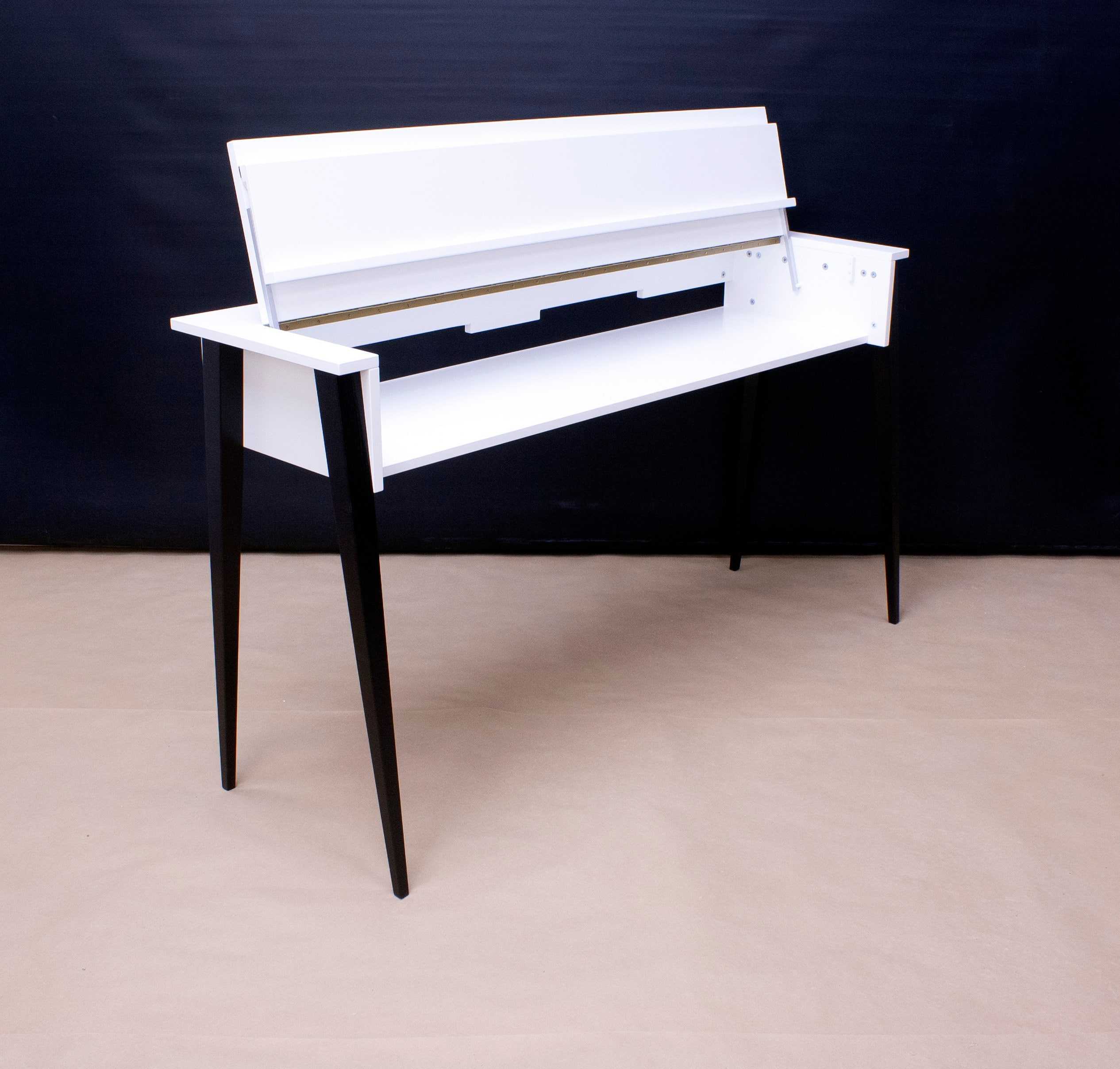 Soporte de piano blanco con cubierta y patas de madera negras, escritorio  con soporte para teclado, madera de color de tamaño personalizado -   España