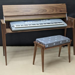 Klavierständer, Moderne Klavierschale, Nussbaum furniertes Sperrholz, Nussbaum Massivholz, Möbel nach Maß