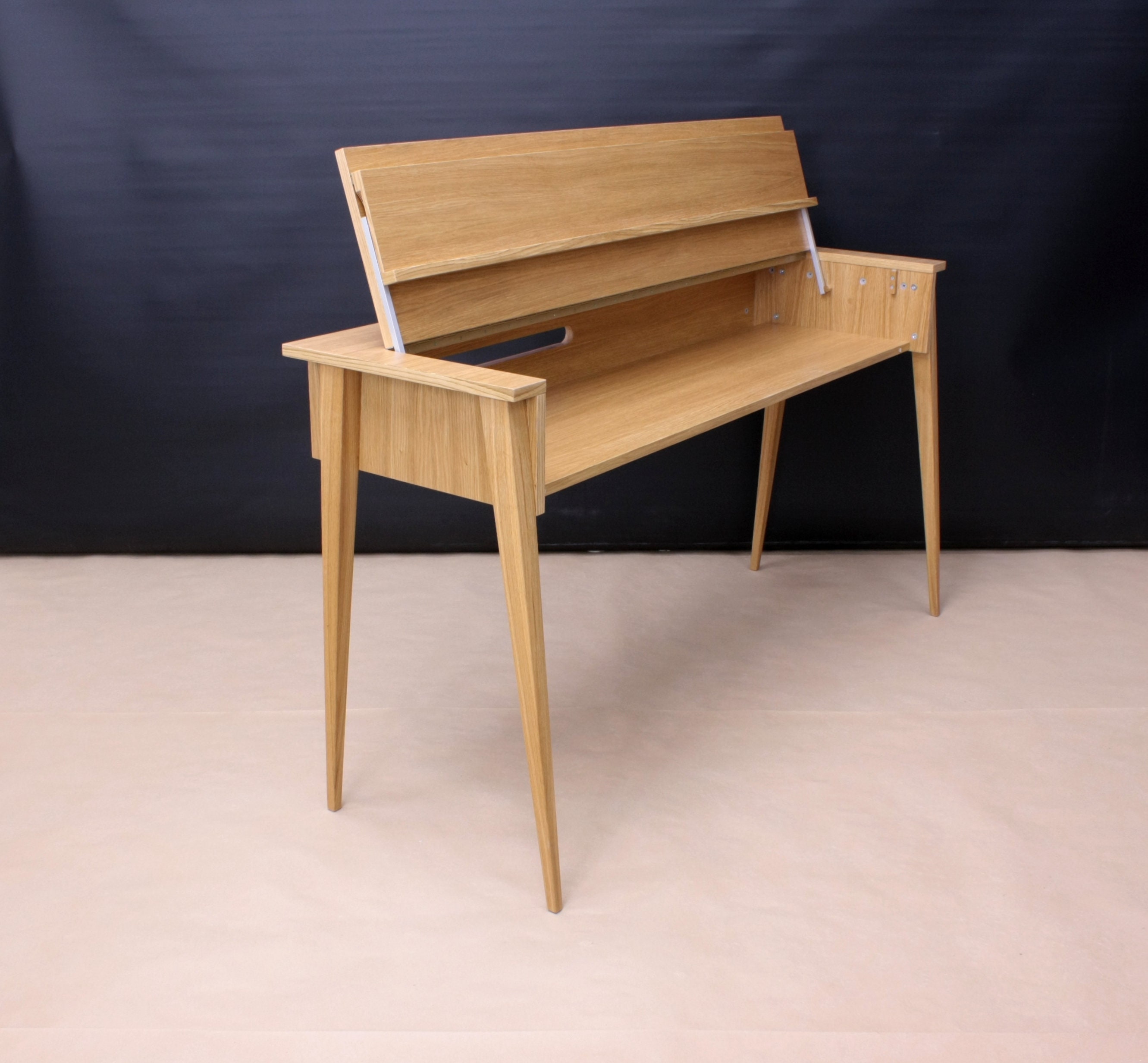 Soporte de piano blanco con cubierta y patas de madera negras, escritorio  con soporte para teclado, madera de color de tamaño personalizado -   España