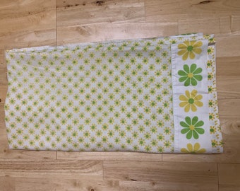 Vintage King bed Flat Sheet and pillow slip set | Linen | Yellow and green floral Daisy pattern | Vintage home | Floral print |