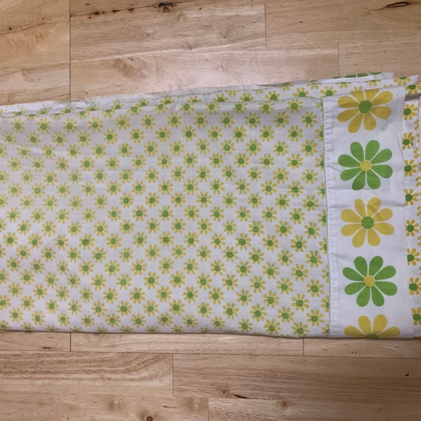 Vintage King bed Flat Sheet and pillow slip set | Linen | Yellow and green floral Daisy pattern | Vintage home | Floral print |