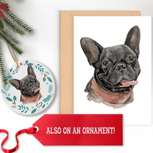Op de afbeelding: Een aquarel van een zwarte Franse Bulldog die een roze bandana draagt. De hond kijkt naar rechts en heeft zijn tong uitgestoken. De aquarel is op een witte achtergrond en wordt omringd door een bruin kader. De tekst "ALSO ON AN ORNAMENT!" is gedrukt op een rood label.