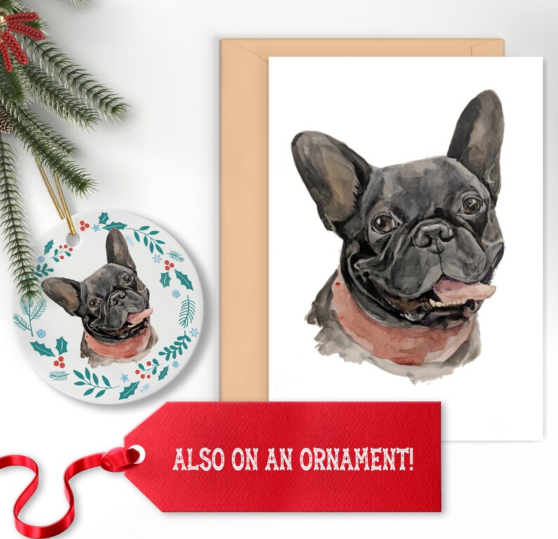 Op de afbeelding: Een aquarel van een zwarte Franse Bulldog die een roze bandana draagt. De hond kijkt naar rechts en heeft zijn tong uitgestoken. De aquarel is op een witte achtergrond en wordt omringd door een bruin kader. De tekst "ALSO ON AN ORNAMENT!" is gedrukt op een rood label.