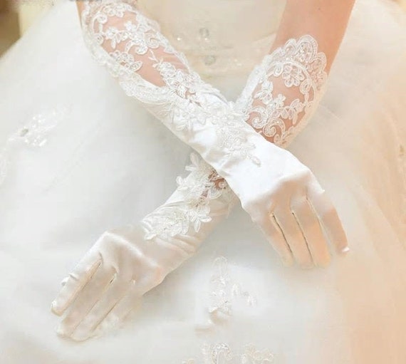 paire de gants blancs tenue de cérémonie taille 8 environ