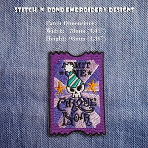 Op de afbeelding: Paarse en roze geborduurde strijkpatch met een schedel die een feestmuts draagt en de tekst "Admit One" en "C'mon Now". De patch is 78 mm breed en 98 mm hoog.
