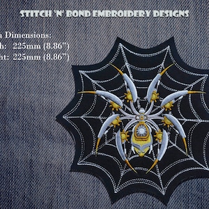 Peut inclure: Un patch brodé noir et blanc représentant une araignée dans une toile. L'araignée est faite de fil argenté et doré. Le patch mesure 22,5 cm de large et 22,5 cm de haut.