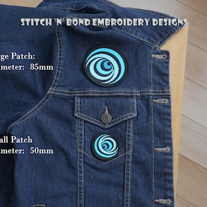 Op de afbeelding: Twee blauwe en witte geborduurde patches op een spijkerjack. De grotere patch is 85 mm in diameter en de kleinere patch is 50 mm in diameter. De patches hebben een gestileerd swirl-ontwerp.
