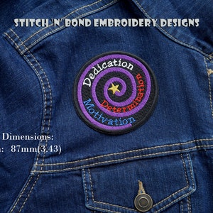 Könnte beinhalten: Ein gestickter Patch in Lila, Schwarz und Gelb mit einem Spiraldesign und den Worten "Dedication", "Determination" und "Motivation" um die Spirale herum. Der Patch ist 87 mm breit.