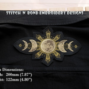 Puede incluir: Parche bordado en oro con un diseño de sol y tres lunas sobre un fondo de tela negro. El parche mide 20 cm de ancho y 12 cm de alto. "Stitch 'N' Bond Embroidery Designs" está impreso sobre el parche.