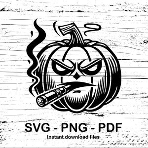 Op de afbeelding: Zwart-wit illustratie van een pompoen met een boos gezicht, die een sigaar rookt. De pompoen heeft een steel en is omgeven door rook. De tekst "SVG - PNG - PDF" en "Instant download files" staat onderaan.