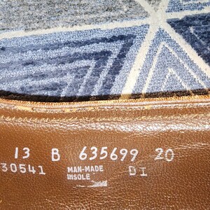 Puede incluir: Primer plano de una plantilla de zapato de cuero marr&oacute;n con el texto "13 B 635699 20 30541 MAN-MADE INSOLE 51" impreso en ella.