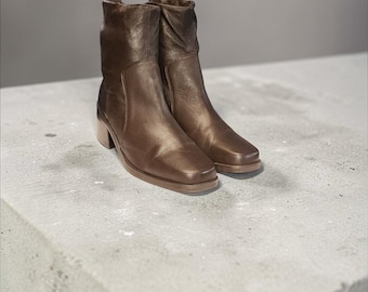 Women Vintage Leather Brown Ankle Boots By Valerie Stevens Size 6.5