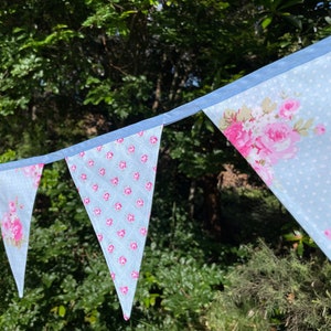 Rose di cottage su zigolo blu