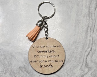Può includere: Un portachiavi rotondo in legno con il testo "Chance made us coworkers. Bitching about everyone made us friends."