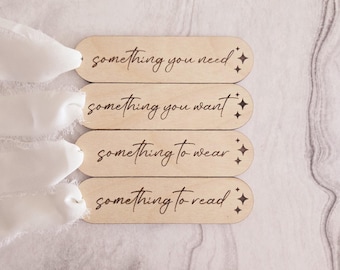 Qualcosa di cui hai bisogno, qualcosa che desideri, qualcosa da indossare, qualcosa da leggere Etichette regalo