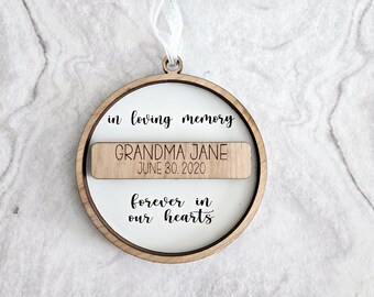 Può includere: Ciondolo in legno con sfondo bianco e inserto in legno marrone. Il ciondolo riporta la scritta "in loving memory GRANDMA JANE JUNE 30, 2020 forever in our hearts".
