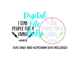Può includere: File digitale SVG solo per portachiavi. Il design presenta un cerchio bianco con il testo "I STAB PEOPLE FOR A LIVING #NURSE" e due siringhe. Il testo "Digital File Only" è in blu e il testo "SVG ONLY AND KEYCHAIN SVG INCLUDED" è in nero.