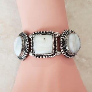 Mother of Pearl Bracelet.Vintage Bracelet.Silver Ton Bracelet.Stretch Bracelet. Beaded Bracelet