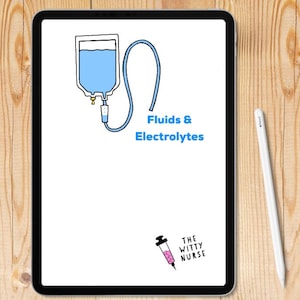 Puede incluir: Ilustración digital en una tableta que muestra una bolsa de goteo azul con las palabras "Fluids & Electrolytes". También se muestra una jeringa con líquido rosa y el texto "The Witty Nurse". Un lápiz óptico blanco descansa sobre una superficie de madera.