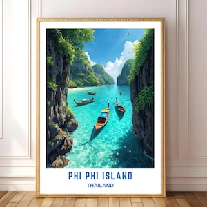 Può includere: Una stampa artistica incorniciata con una vivace scena tropicale dell'isola di Phi Phi, Thailandia. L'opera raffigura acque turchesi, tradizionali barche a coda lunga, lussureggianti scogliere verdi e un cielo azzurro. Il testo "PHI PHI ISLAND THAILAND" è visualizzato in basso.