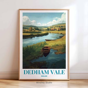 Puede incluir: Una impresión artística enmarcada de Dedham Vale, Inglaterra, que presenta una serena escena fluvial. Un pequeño bote de madera flota en el agua, con exuberantes campos verdes y colinas onduladas en el fondo. El texto "DEDHAM VALE ENGLAND" se muestra en la parte inferior.