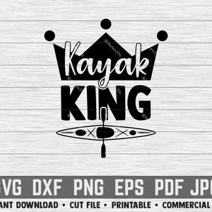 Pode incluir: Design gráfico em preto e branco de uma coroa com o texto "Kayak King" e uma silhueta de um caiaque com um remo por baixo. O texto "SVG DXF PNG EPS PDF JPG" está abaixo do gráfico. O texto "INSTANT DOWNLOAD CUT FILE PRINTABLE COMMERCIAL USE*" está abaixo do texto anterior.
