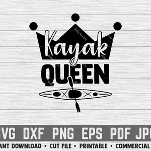 Pode incluir: Design em preto e branco de uma coroa com a palavra "Kayak Queen" dentro. Um caiaque preto e branco com um remo está abaixo da coroa.