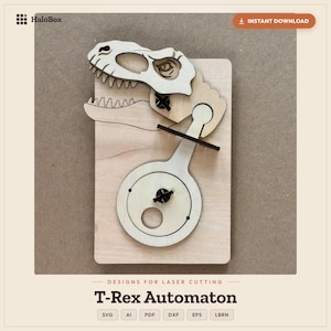 Può includere: Un design di automa T-Rex in legno chiaro tagliato al laser con una testa di dinosauro meccanica fissata a un meccanismo rotante circolare su una base rettangolare. Il testo HaloBox, T-Rex Automaton, SVG, AI, PDF, DXF, EPS e LBRN è visibile.