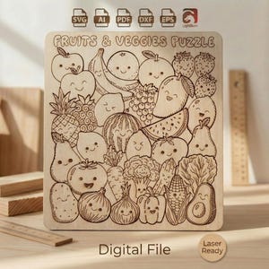 Peut inclure: Puzzle en bois découpé au laser représentant des fruits et légumes souriants. Comprend une pomme, une banane, une orange, une fraise, un ananas, une poire, un citron, une pastèque, une tomate, une carotte, un brocoli, du maïs, un oignon et un avocat. Texte: "FRUITS & VEGGIES PUZZLE".