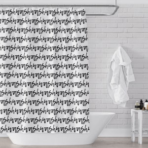 Cortina de chuveiro de tecido moderno simples com listras de caligrafia tipográfica "Wash" em preto sobre branco em um padrão repetido