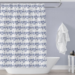 Cortina de ducha de tela divertida con texto en cursiva en azul y blanco para un baño limpio y moderno