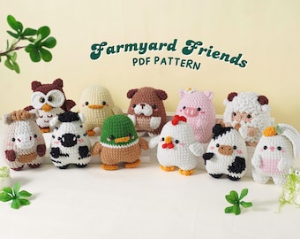 Peut inclure: Collection de figurines de ferme crochetées à la main, comprenant un hibou, un canard, un ours, un cochon, un mouton, une vache, un poulet et un lapin. Chaque figurine est fabriquée avec des détails et des couleurs vives, parfaites pour une chambre d'enfant. Le texte "Farmyard Friends PDF Pattern" est affiché.