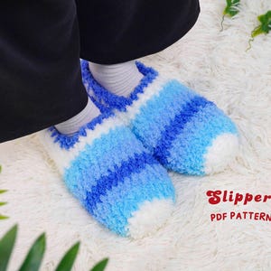 Puede incluir: Un par de zapatillas a rayas azules y blancas. Las zapatillas están hechas de un material suave y esponjoso. El texto "Slippers PDF Pattern" es visible en la imagen.