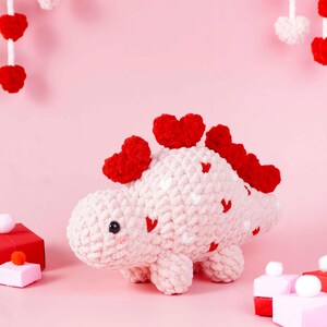 Virkmönster med hjärtformade stegosaurusar, plyschdesign med dinosauriekärlek, amigurumimönster med alla hjärtans dag-tema, romantisk handledning för mjuk plysch bild 2