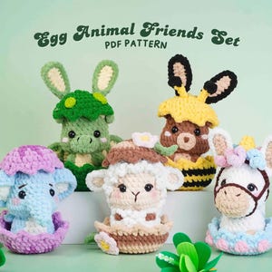 Può includere: Una collezione di cinque giocattoli a forma di uovo all'uncinetto. Il set include un coniglio verde, un orso marrone, un elefante blu, una pecora bianca e un cavallo bianco. Il testo "Egg Animal Friends Set PDF Pattern" è visibile.