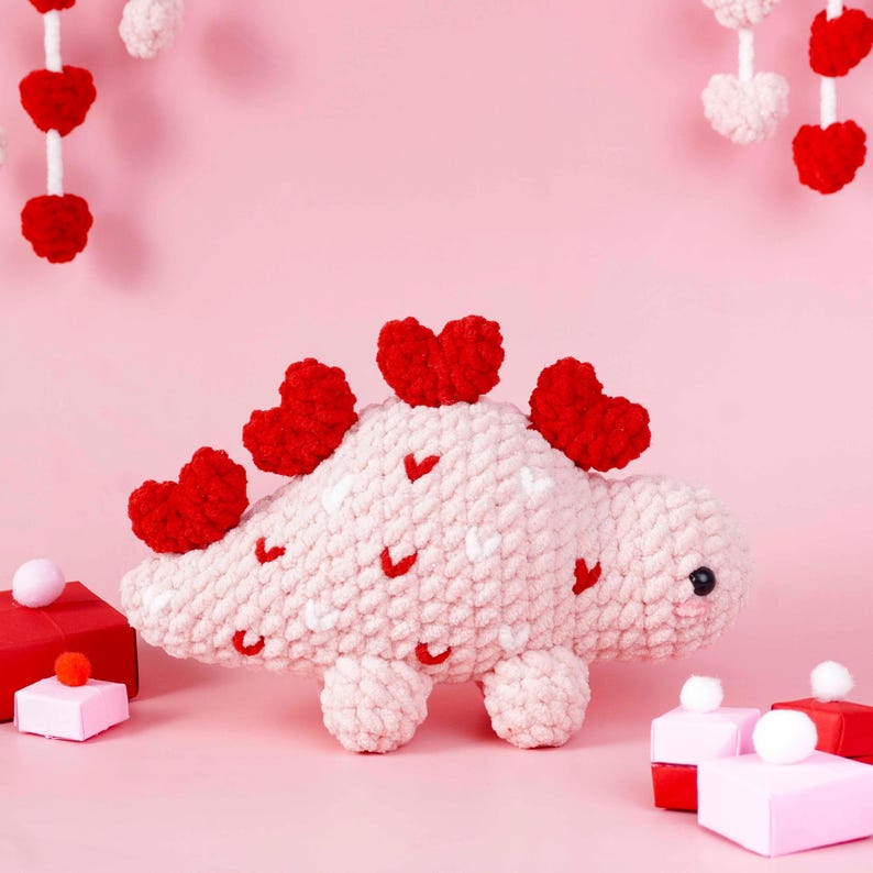 Virkmönster med hjärtformade stegosaurusar, plyschdesign med dinosauriekärlek, amigurumimönster med alla hjärtans dag-tema, romantisk handledning för mjuk plysch bild 3