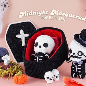 Op de afbeelding: Gehaakte Halloween-decoraties, waaronder een skelet in een kist, een grafsteen, een pompoen en een skelet met een hoge hoed. De tekst "Midnight Masquerade PDF Pattern" is in een decoratief lettertype weergegeven.