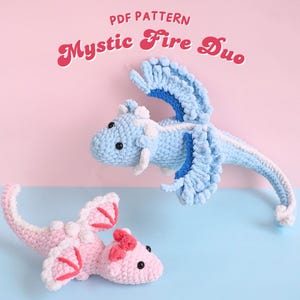 Peut inclure: Patron PDF pour crocheter deux dragons amigurumi, un bleu et un rose. Le dragon bleu a des accents blancs et une queue recourbée. Le dragon rose a des accents blancs et une queue recourbée. Le patron est intitulé "Mystic Fire Duo".