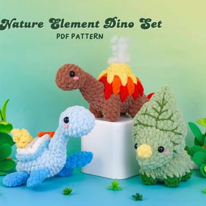 Puede incluir: La imagen muestra un patrón PDF "Nature Element Dino Set". Se ven tres figuras de dinosaurios de ganchillo: un dino azul y blanco con forma de tortuga, un dino marrón con un volcán en la espalda y un dino verde con forma de hoja. El texto "Nature Element Dino Set" está en la parte superior.