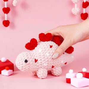 Virkmönster med hjärtformade stegosaurusar, plyschdesign med dinosauriekärlek, amigurumimönster med alla hjärtans dag-tema, romantisk handledning för mjuk plysch bild 6