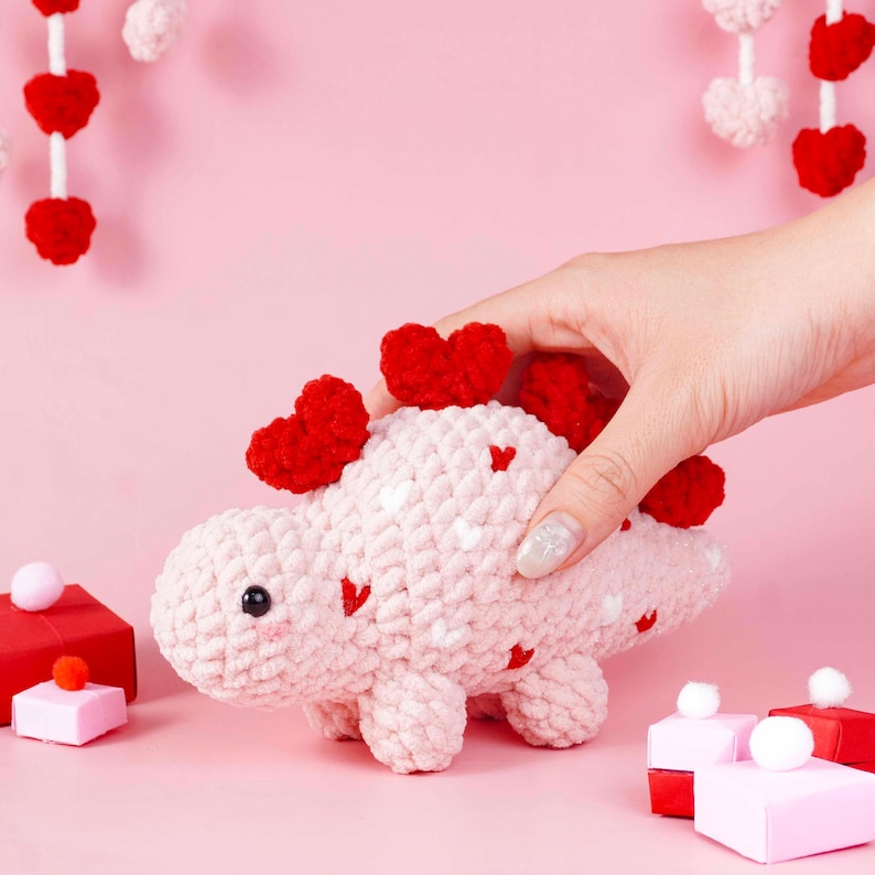 Virkmönster med hjärtformade stegosaurusar, plyschdesign med dinosauriekärlek, amigurumimönster med alla hjärtans dag-tema, romantisk handledning för mjuk plysch bild 6